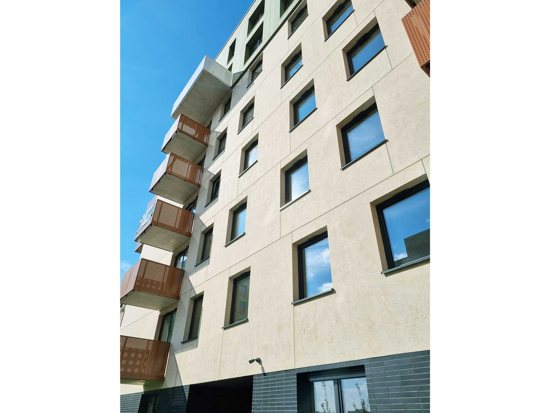 Realizacje-kaim-tech-elewacje-bloku-widok-od-dołu